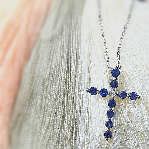 Cruz de zafiros con diamante en oro 14k 